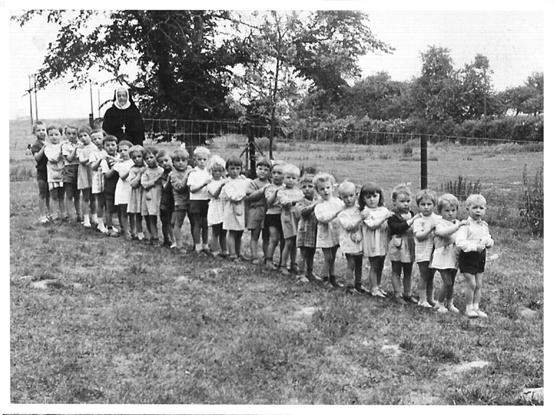 1961 soeur marie madeleine et enfants