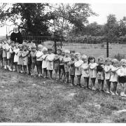 1961 soeur marie madeleine et enfants